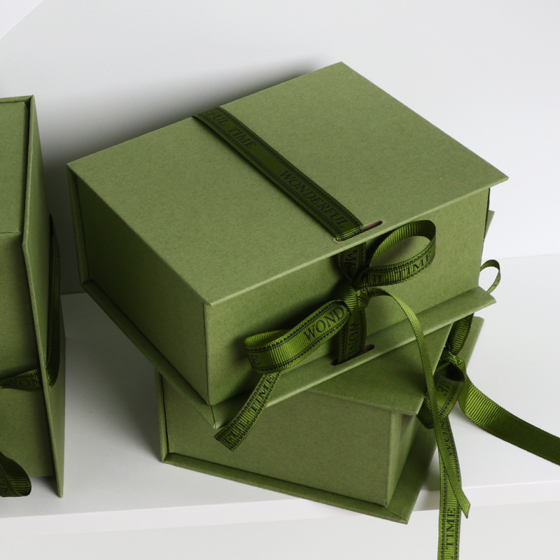 Подаръчна кутия с формата на книга по поръчка с коприна